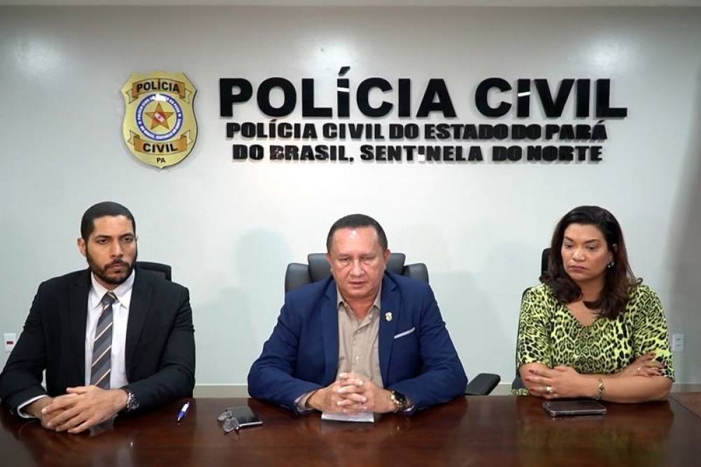 O delegado-geral da Pol&iacute;cia Civil, Walter Resende (ao centro), informou os detalhes da pris&atilde;o