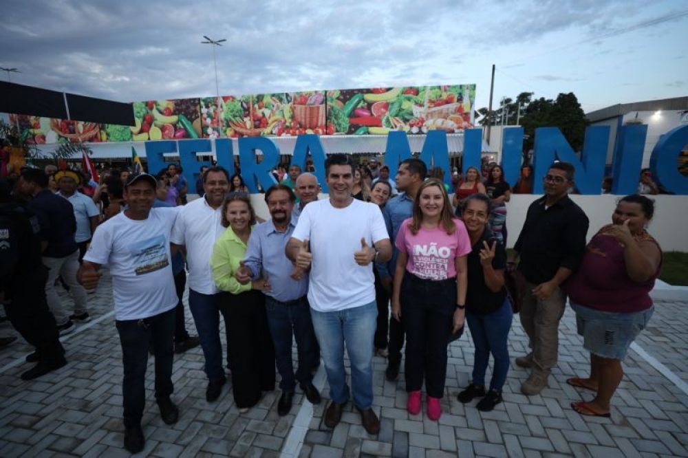 Governador Helder Barbalho em frente à Feira, na companhia da vice-governadora Hana Ghassan e de autoridades locais / Foto: David Alves / Ag.Pará