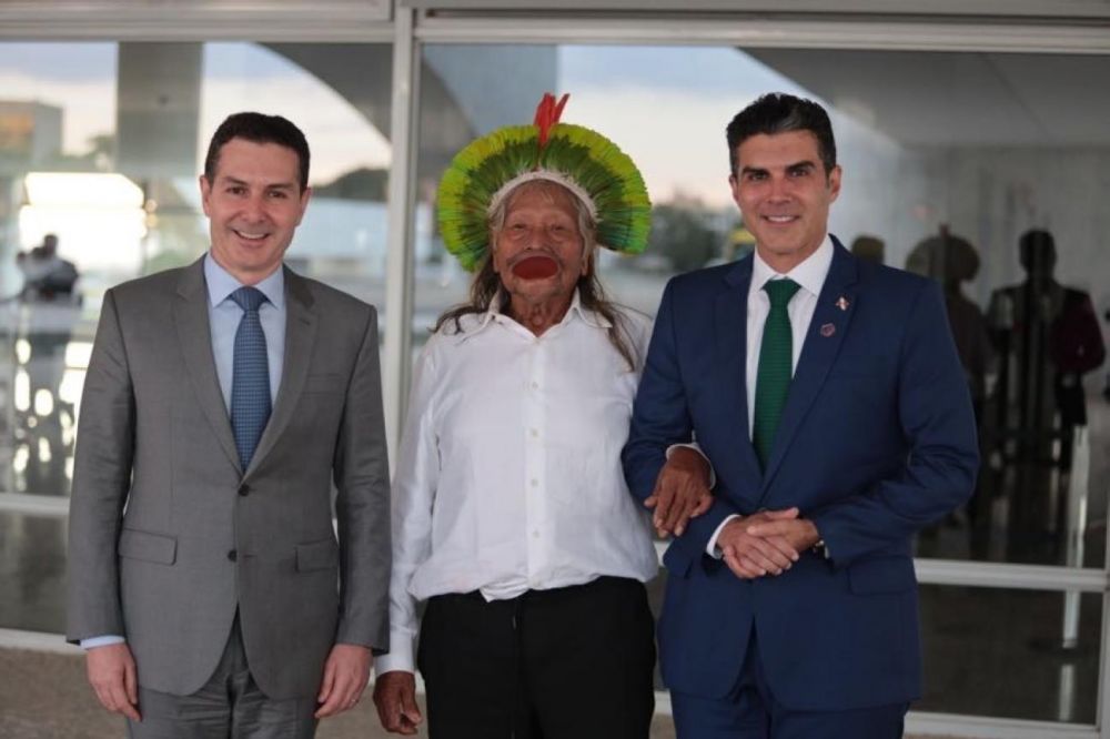 Ministro das Cidades, Jader Filho, cacique Raoni e governador Helder Barbalho: lideran&ccedil;as se unem em torno da agenda ambiental / Foto: Marco Santos / Ag. Par&aacute;