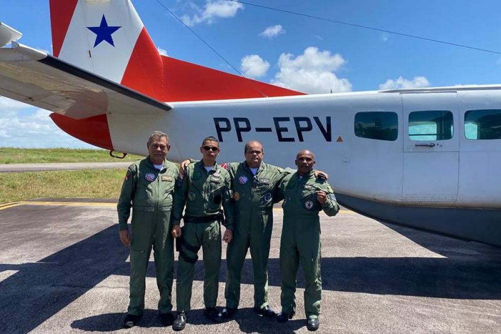 Equipe do Grupamento Aéreo que localizou a aeronave na floresta