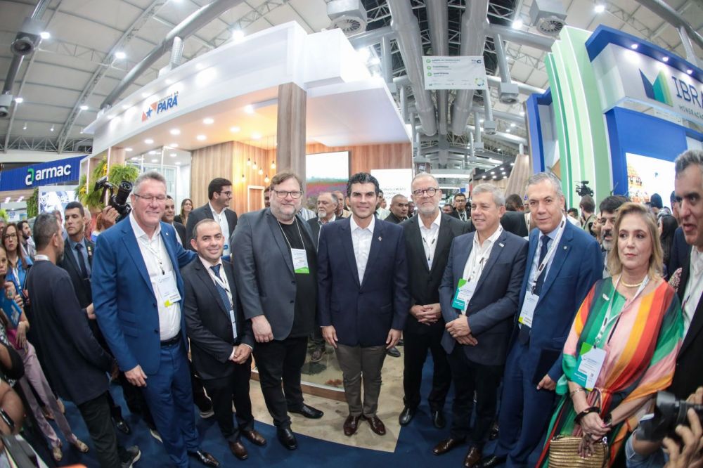 Governador Helder Barbalho ao lado do titular da Sedeme, Paulo Bengtson, e de outras autoridades na abertura do evento, no Hangar