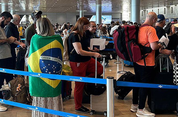 Brasileiros em Israel se preparam para serem repatriados em avião da FAB, em Tel Aviv. Foto: X/Ministério das Relações Exteriores - X/Ministério das Relações Exteriores