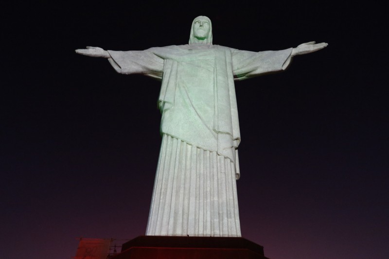 Cristo ganha hoje cores rosa e azul contra o câncer de mama e próstata