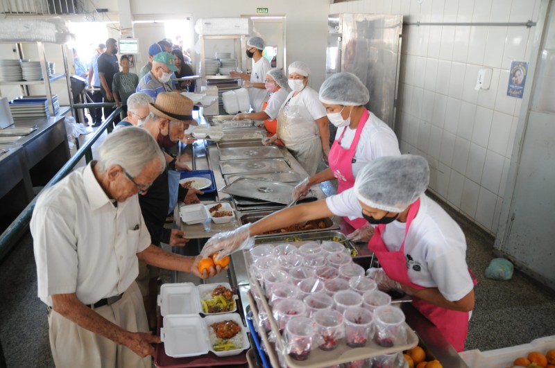 Restaurantes comunitários oferecem comida gostosa e saudável por até R$ 1