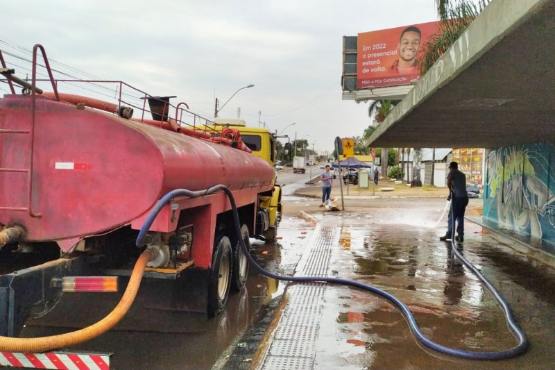 Paradas de ônibus do SIA são lavadas todas as segundas-feiras
