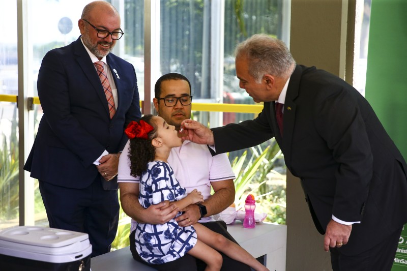 Ministro faz novo apelo para vacinação de crianças contra a pólio