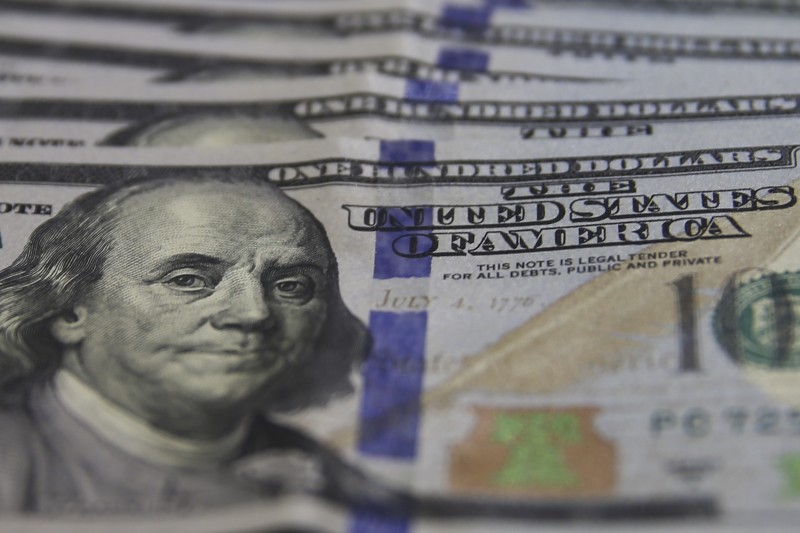 Dólar cai para R$ 5,30 com alívio no cenário externo