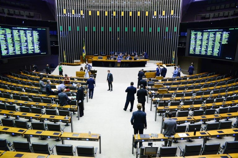 Câmara realiza neste momento sessão de votações; acompanhe
