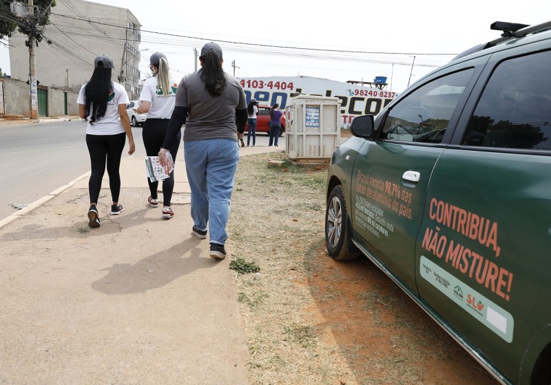 Mutirão no Sol Nascente conscientiza moradores sobre coleta de lixo