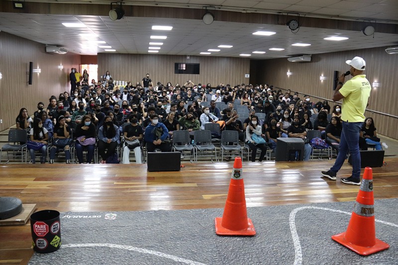 Cursos orientam estudantes e professores sobre educação no trânsito