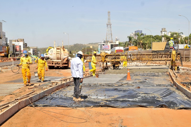 Avança pavimentação da pista do BRT no Túnel de Taguatinga