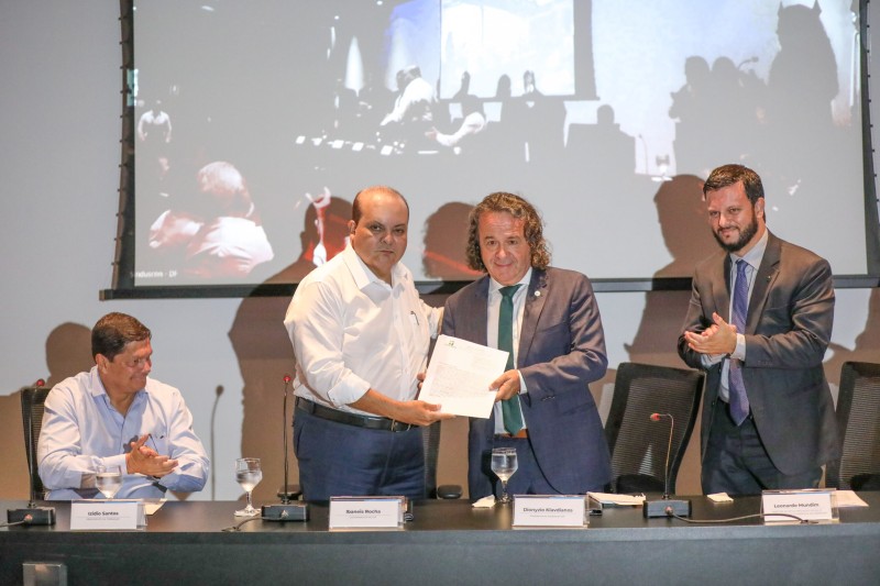 Empresas recebem escrituras e segurança jurídica para gerar mais empregos