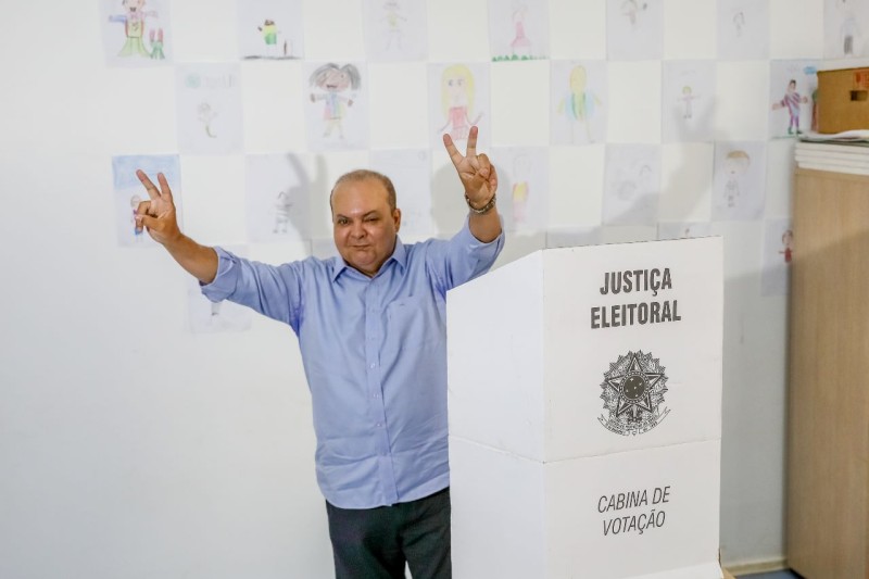 Governador vota no Lago Sul acompanhado de esposa e filho caçula