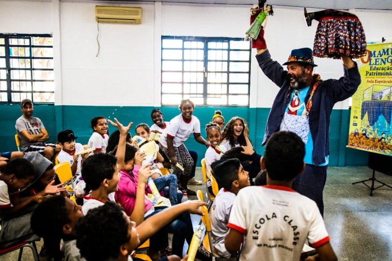 Teatro de bonecos ensina estudantes a interagir com patrimônio cultural