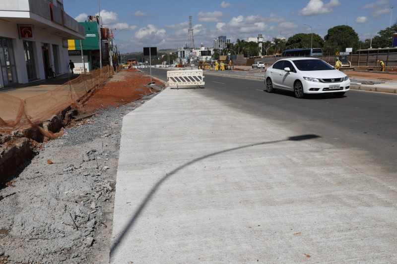 Nova baia para ônibus da marginal sul do Túnel de Taguatinga é pavimentada