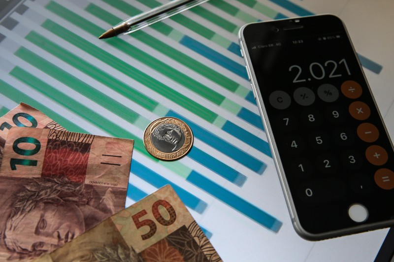 IBGE revisa queda do PIB de 2020 para 3,3%