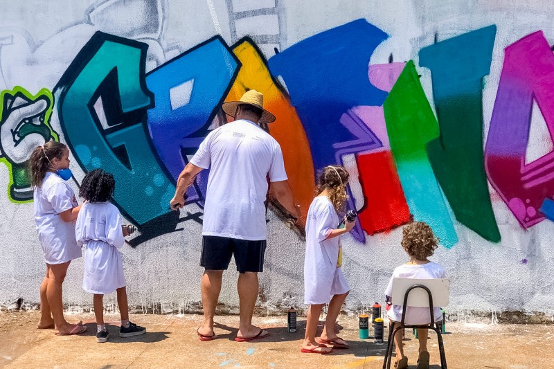 Parada de ônibus no Paranoá ganha painel de grafite feito por jovens