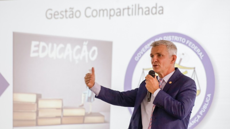 Capacitação para servidores sobre diretrizes das escolas cívico-militares