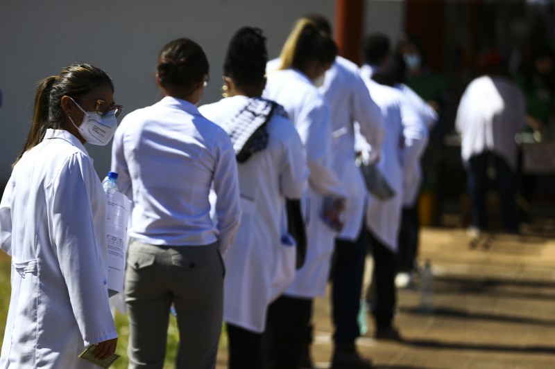 Mais de 54 mil profissionais disputam vaga de residência pelo Enare