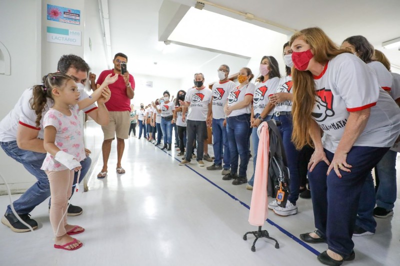 Serenata de Natal surpreende e encanta pacientes e servidores de hospital