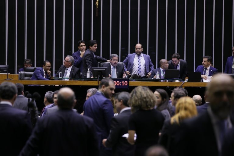 Aprovado texto-base do projeto que cria o Código de Defesa do Contribuinte; acompanhe