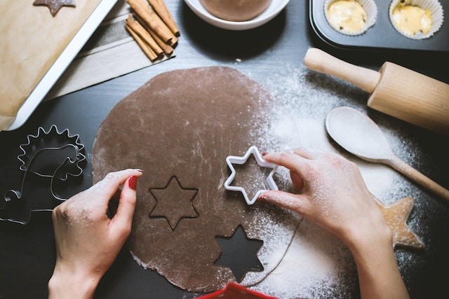 Cursos profissionalizantes oferecem vagas em marketing e confeitaria