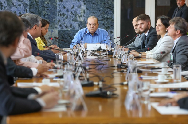 Governador anuncia voos internacionais diários de Brasília para Lima