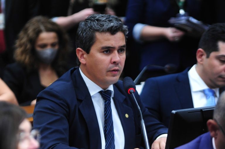 Comissão aprova projeto que proíbe conteúdo erótico em material escolar