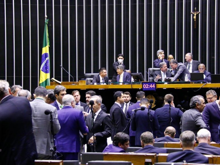 Deputados analisam projeto que aumenta penas para crimes sexuais contra crianças; acompanhe