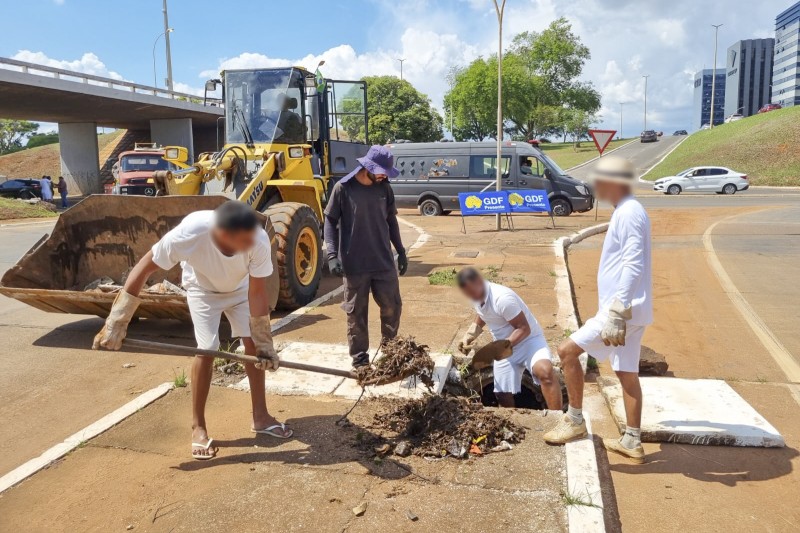 GDF Presente faz limpeza de bocas de lobo na área central do Plano Piloto