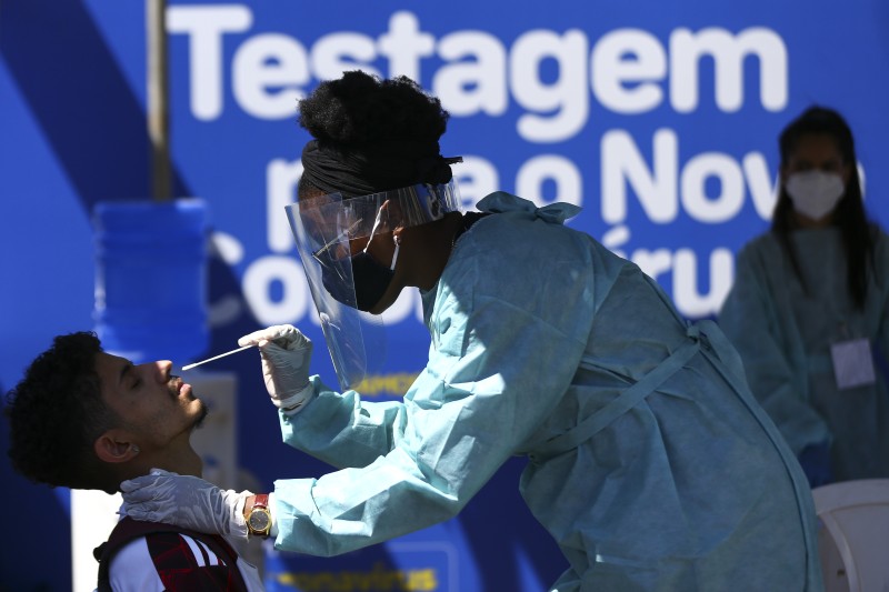 Brasil registra 2.073 novos casos de covid-19 em 24 horas