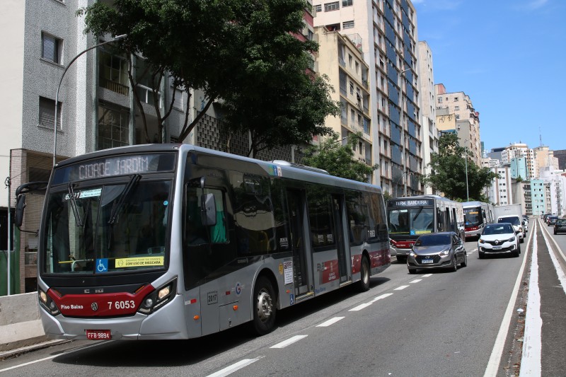 Gratuidade para idosos no transporte público será retomada em SP