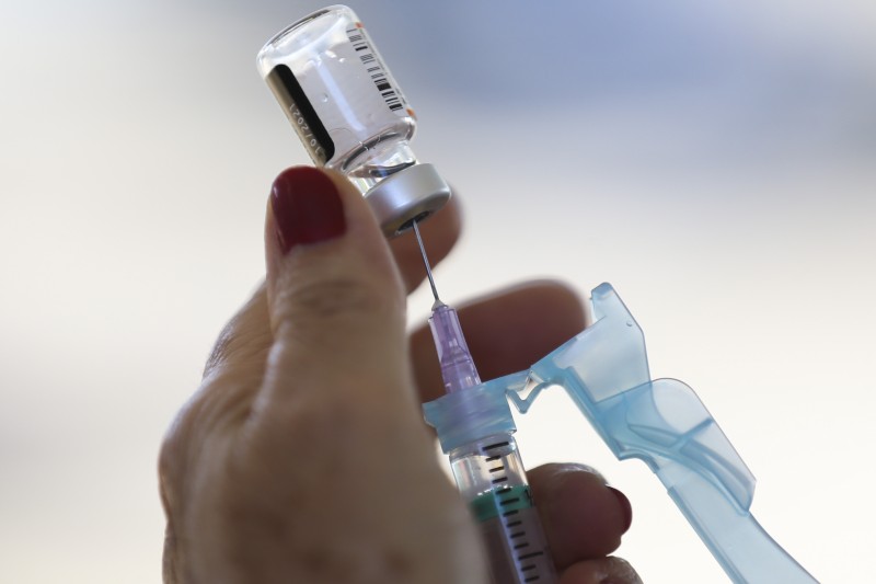 Baixa procura faz Rio prorrogar vacinação de crianças com comorbidades