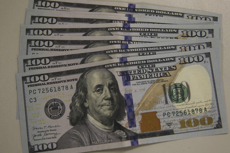 Dólar cai para R$ 5,31 com bom humor externo e doméstico