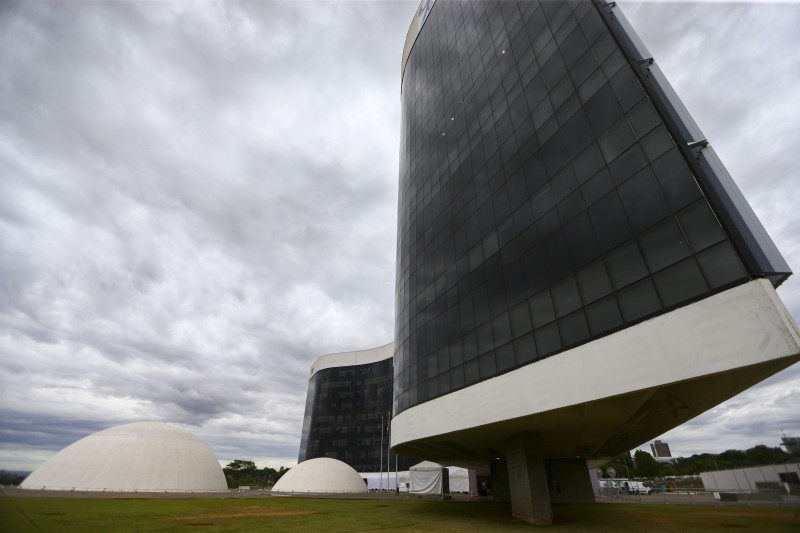 Moraes desbloqueia recursos do PP e Republicanos em ação sobre urnas