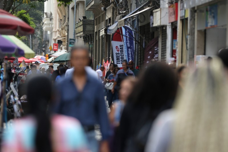 Casos de covid-19 seguem em tendência de alta no Rio de Janeiro
