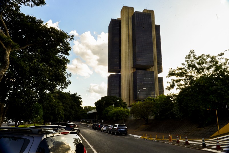 Juros médios cobrados pelos bancos chega a 42,2% ao ano em outubro