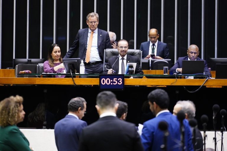 Deputados aprovam texto-base de projeto que regulamenta criptomoedas; acompanhe
