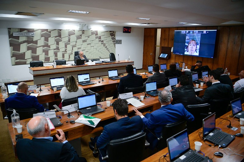Debatedores divergem sobre direitos trabalhistas em cooperativas