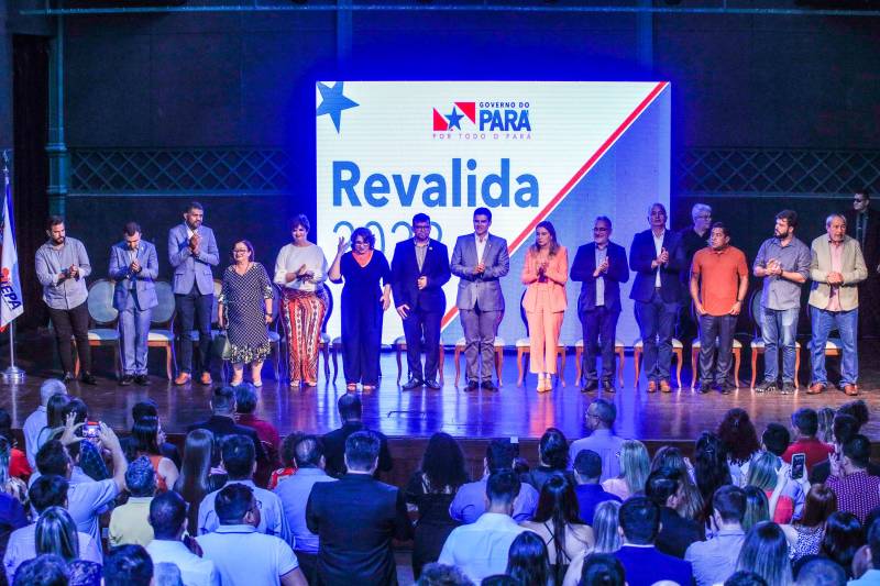 Uepa entrega diploma revalidado para médicos formados no exterior