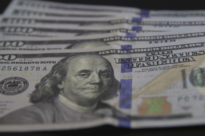 Dólar cai 4%, e bolsa sobe 5,5% no dia seguinte ao primeiro turno