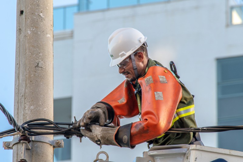 Manutenção na rede elétrica deixa três regiões sem energia nesta terça (9)