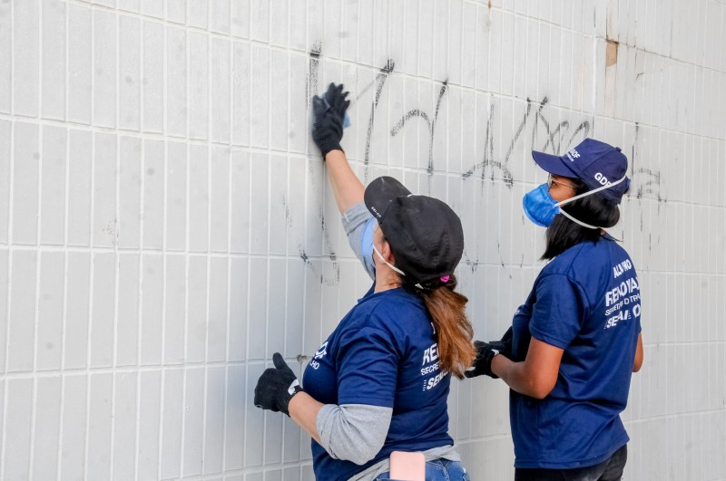 RenovaDF faz limpeza e pintura das paredes do viaduto Buraco do Tatu