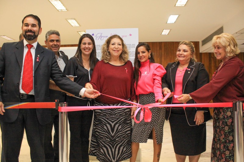 Exposição de fotos no Palácio do Buriti marca lançamento do Outubro Rosa
