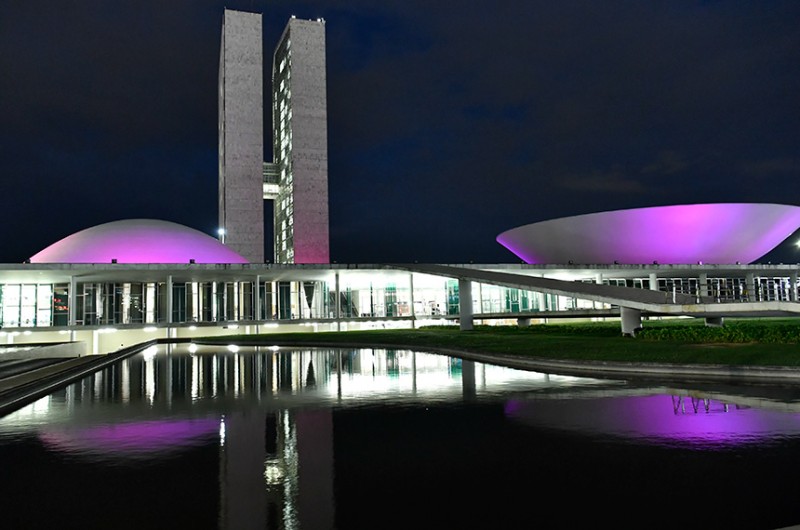 Frases projetadas no Congresso conscientizam sobre o câncer de mama