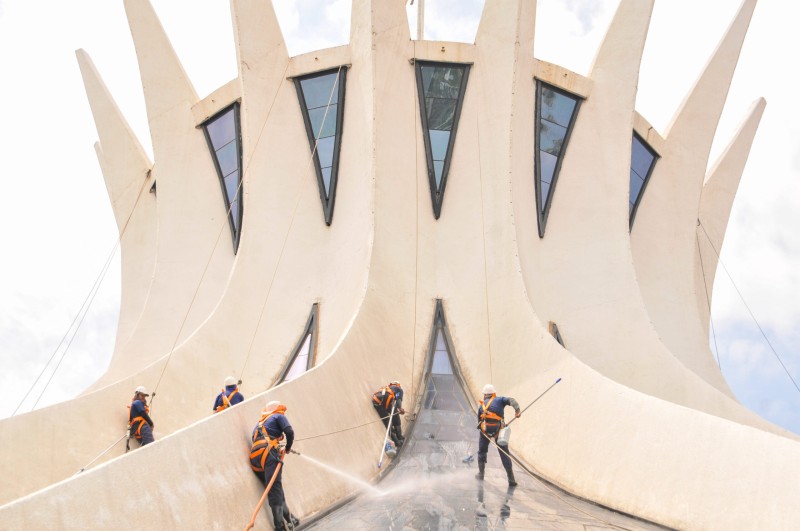 Lavagem dos vitrais prepara a Catedral para o 12 de outubro