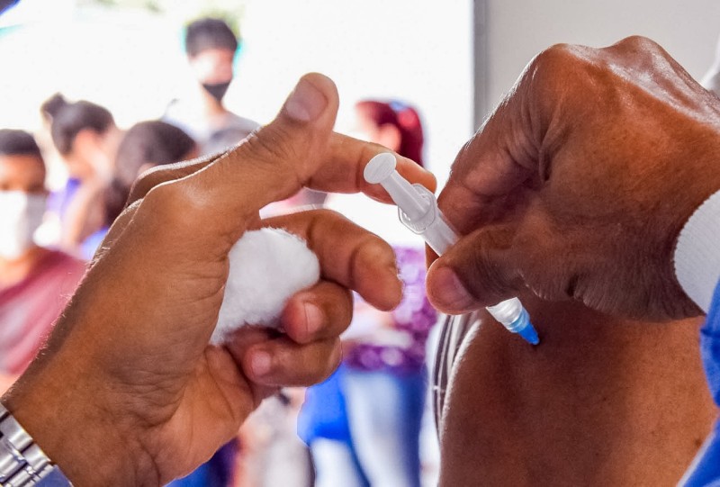 Testagem e vacinação ainda são fortes aliados contra a covid-19