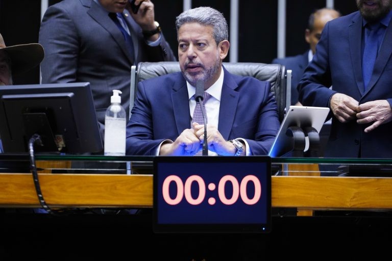 Câmara pode votar novas regras para pesquisas eleitorais em meio a polêmicas entre governo e oposição