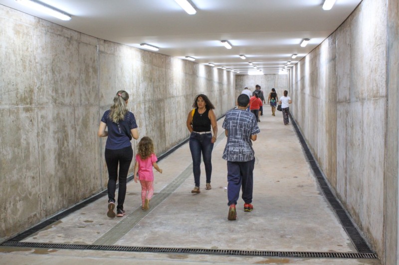 Passarela do metrô de Taguatinga é reaberta para pedestres