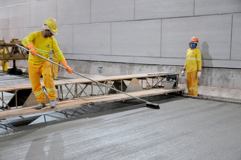 Faixas do Túnel de Taguatinga recebem pavimento rígido